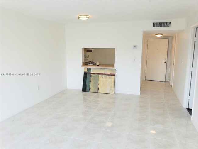 9360 Fontainebleau Blvd in Miami, FL - Building Photo - Building Photo