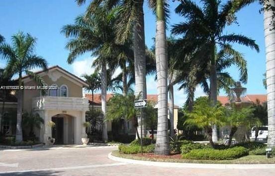 property at 207 Villa Cir