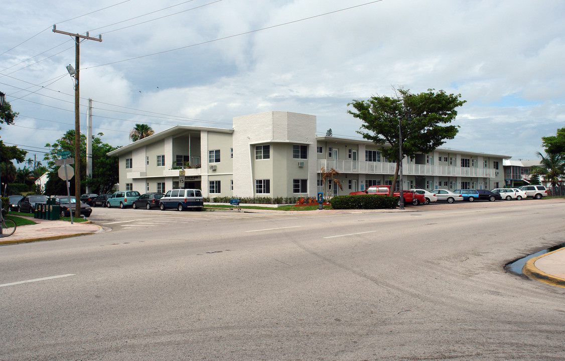 Deco Palms Apartments in Miami Beach, FL - Building Photo