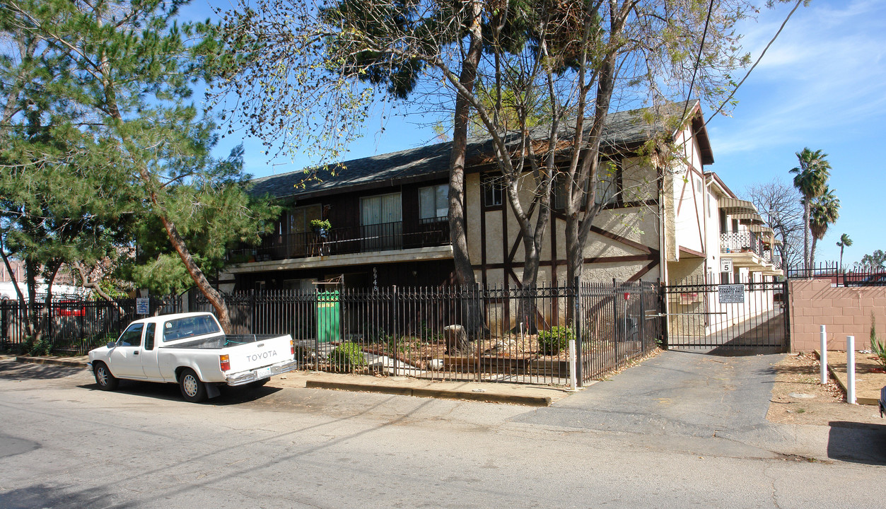 6948 Vesper Ave in Van Nuys, CA - Building Photo