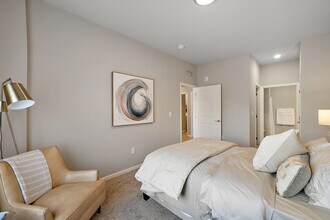 Aspen Pointe Independent Senior Living in Clinton Township, MI - Foto de edificio - Building Photo