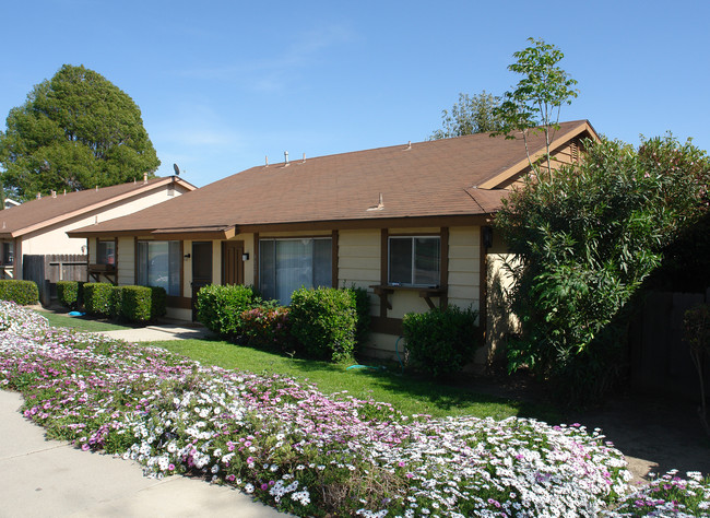 8820-8822 N Bank Dr in Ventura, CA - Foto de edificio - Building Photo