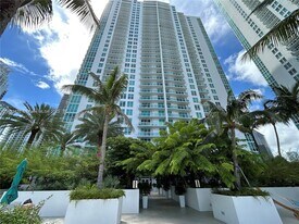 951 Brickell Ave in Miami, FL - Building Photo