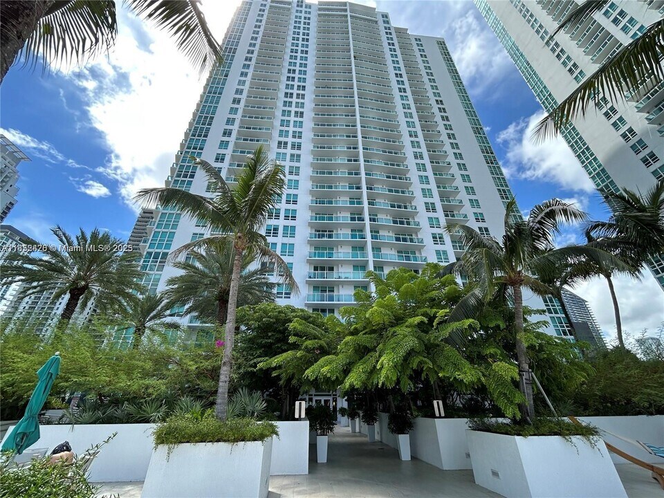 951 Brickell Ave in Miami, FL - Building Photo