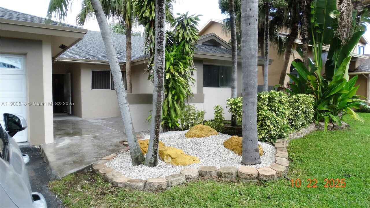 219 SE 8th St in Dania Beach, FL - Building Photo