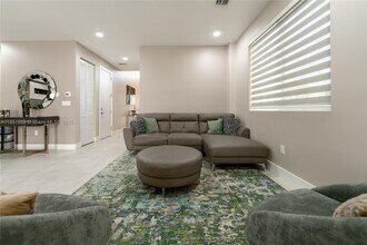 9791 NW 75th St in Doral, FL - Foto de edificio - Building Photo