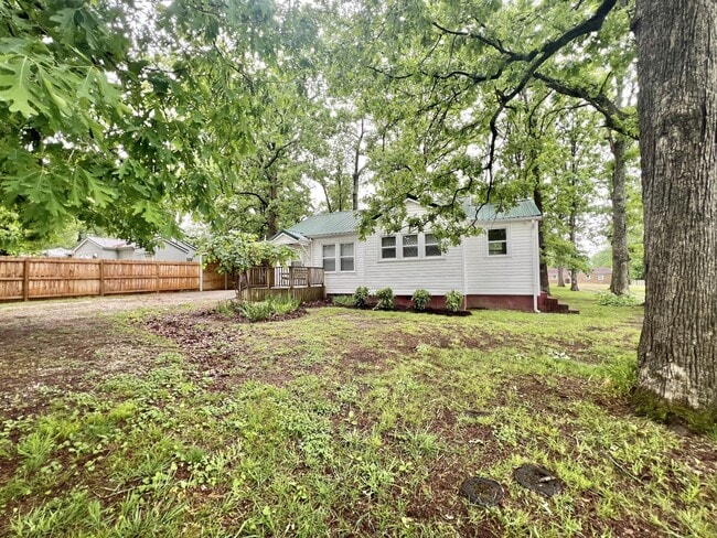 414 Broadway Ave in New Johnsonville, TN - Building Photo - Building Photo