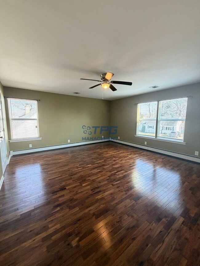 8 Windsor Dr in East Brunswick, NJ - Building Photo - Building Photo