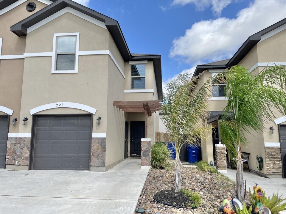 229 Welland Dr in Laredo, TX - Building Photo