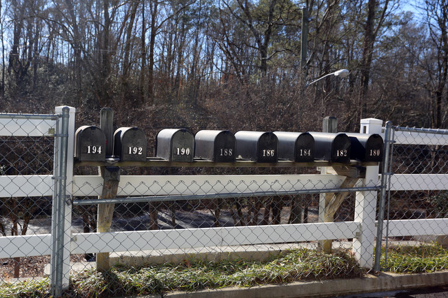 180-186 Oxbo Rd in Roswell, GA - Foto de edificio - Building Photo