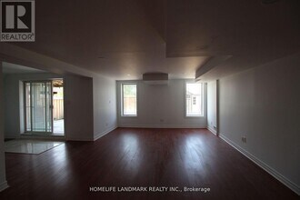 24 Old Field Crescent in Newmarket, ON - Building Photo - Building Photo