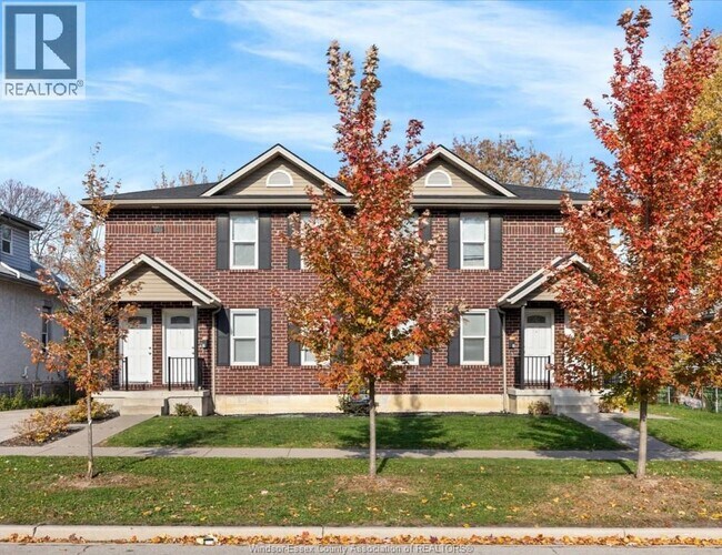 528 Chippawa St in Windsor, ON - Foto de edificio - Building Photo