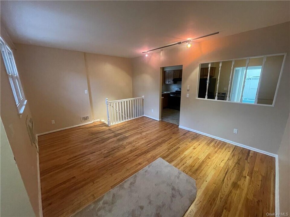 22 Elissa Ln in Yonkers, NY - Building Photo