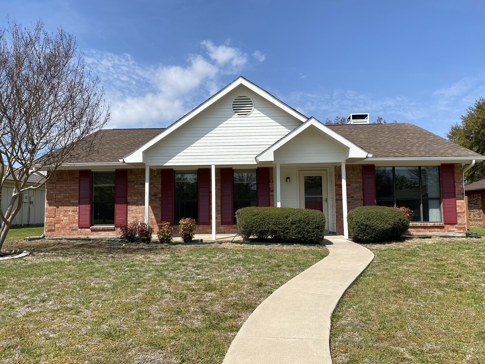 2429 Majestic Dr in Plano, TX - Building Photo