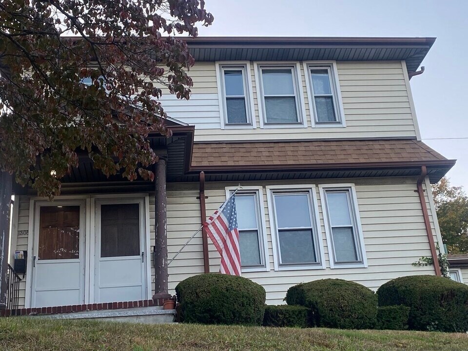 1308 Pleasant St, Unit 1 in Weymouth, MA - Foto de edificio