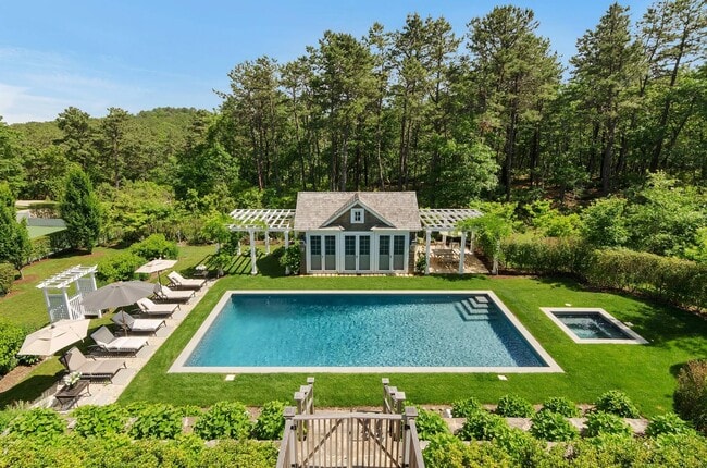 1144 Noyac Path in Water Mill, NY - Building Photo - Building Photo