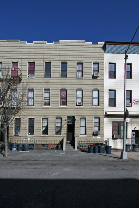 241 Montrose Ave in Brooklyn, NY - Foto de edificio