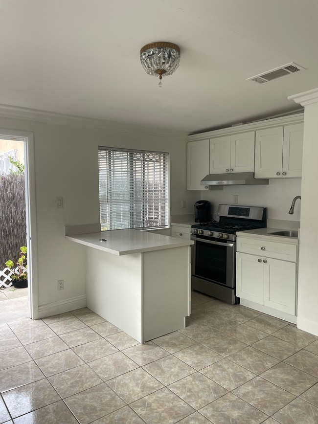 530 N Wilton Pl, Unit B