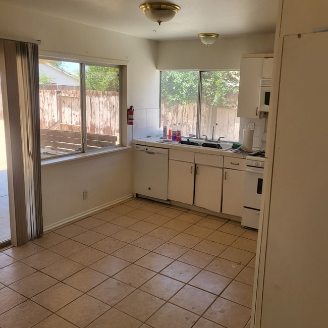 4284 Yew St in Lancaster, CA - Foto de edificio - Building Photo