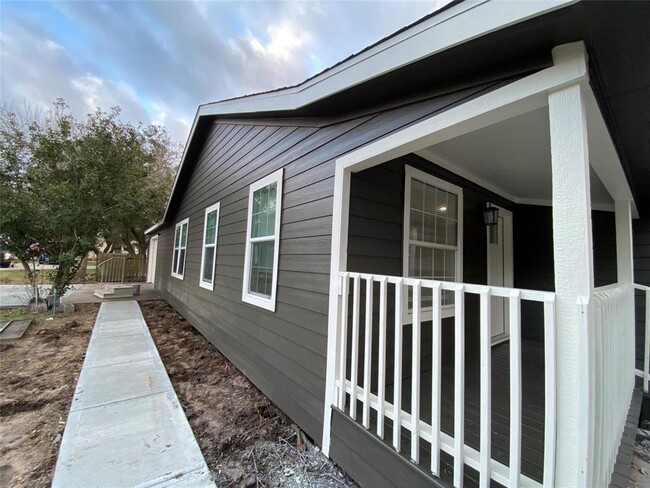 104 Mesquite St in Louise, TX - Building Photo - Building Photo