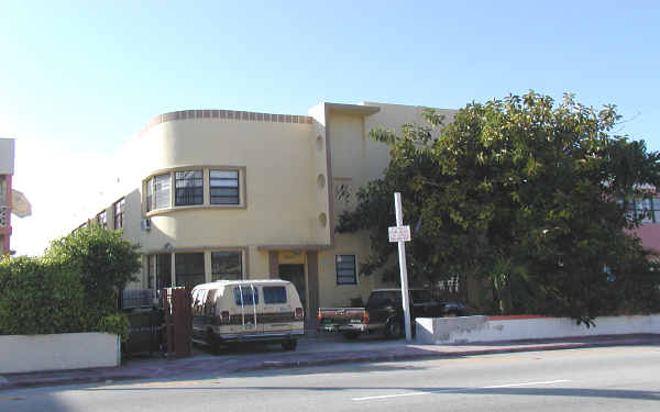 9024 Collins Ave in Miami Beach, FL - Building Photo - Building Photo