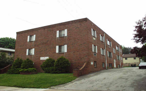 St. Charles Apartments in Drexel Hill, PA - Building Photo