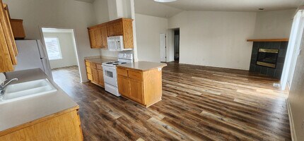 735 NE Negus Pl in Redmond, OR - Building Photo - Building Photo