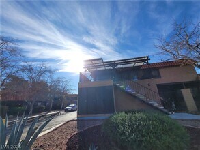 6681 Bubbling Brook Dr in Las Vegas, NV - Building Photo - Building Photo