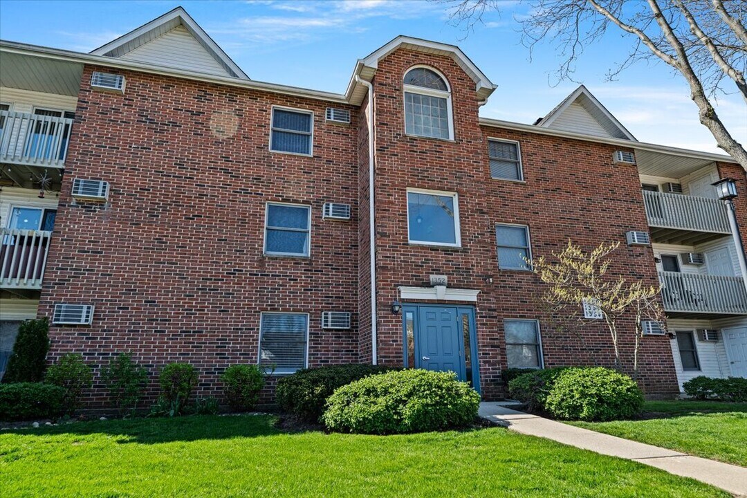 1352 Cunat Ct in Lake In The Hills, IL - Building Photo