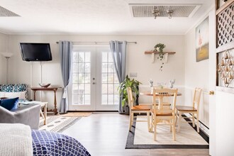 535 Willow Rd in Hendersonville, NC - Foto de edificio - Building Photo