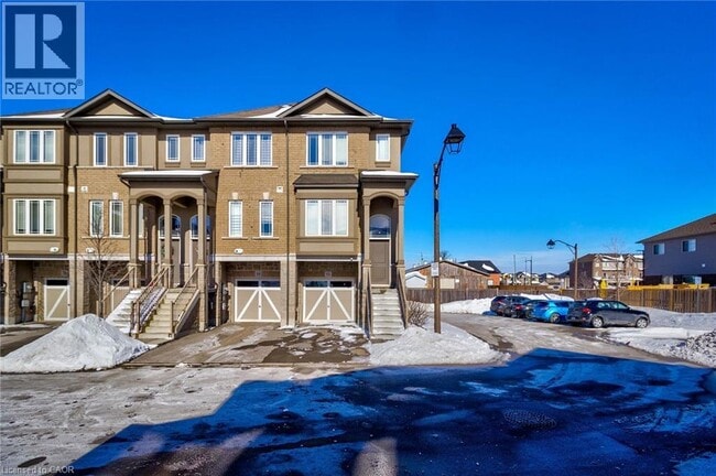 82 Bloom Cres in Hamilton, ON - Building Photo - Building Photo