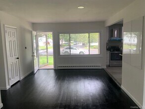 402 Leslie Ln in Uniondale, NY - Building Photo - Building Photo