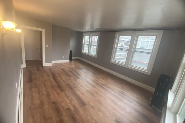 5 School St-Unit -3 in Claremont, NH - Foto de edificio - Building Photo
