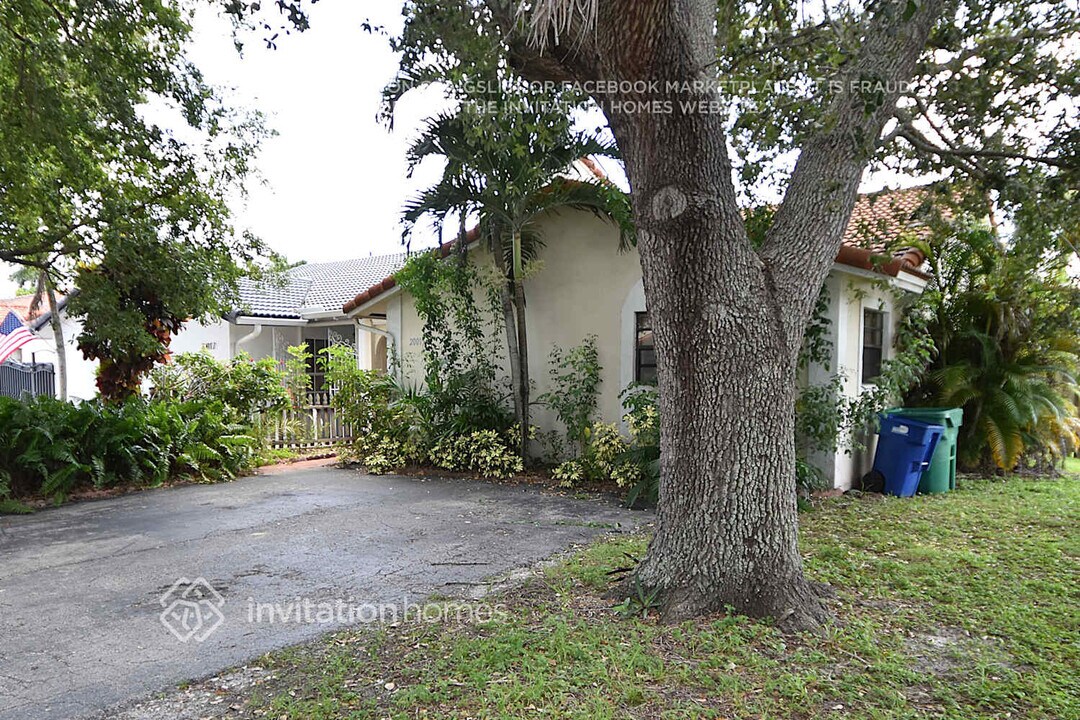 20015 W Oakmont Cir in Hialeah, FL - Building Photo