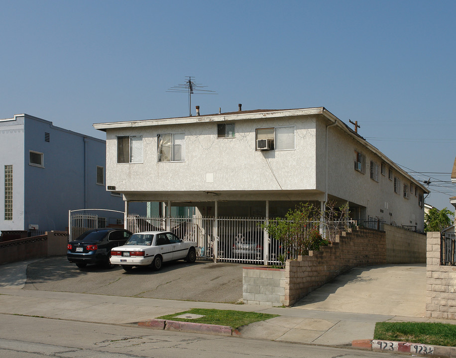 917 Heliotrope Dr in Los Angeles, CA - Building Photo