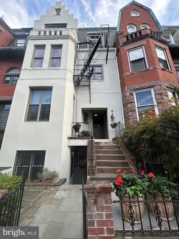 property at 2112 O St NW