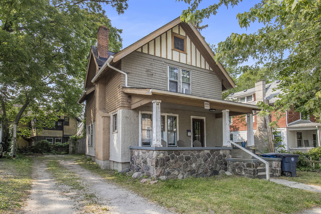 852 Brookwood Pl in Ann Arbor, MI - Foto de edificio