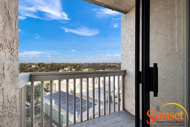 2915 Cowley Way in San Diego, CA - Building Photo - Building Photo