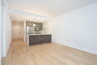 160 1st St, Unit 406 in Jersey City, NJ - Foto de edificio - Building Photo