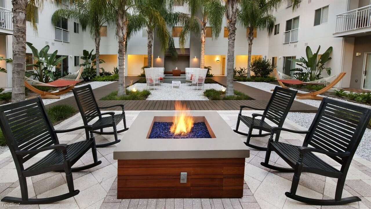 1220 E Cumberland Ave in Tampa, FL - Building Photo