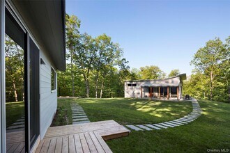 425 Lake Dr in Rhinebeck, NY - Building Photo - Building Photo