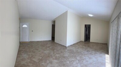 19551 NW 57th Pl in Hialeah, FL - Building Photo - Building Photo