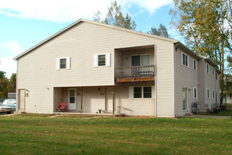 Crosscreeks Apartments in Temperance, MI - Building Photo - Building Photo