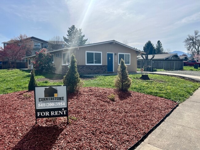 1001 Olympic Ave in Medford, OR - Building Photo - Building Photo