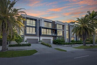 98 W Davis Blvd in Tampa, FL - Building Photo - Building Photo