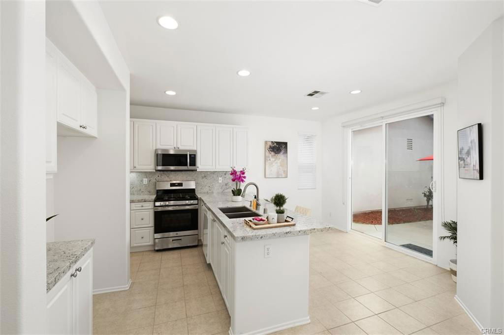 201 Kensington Park in Irvine, CA - Building Photo