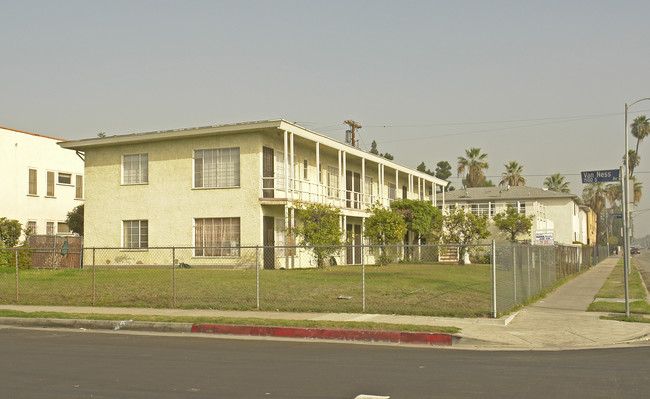 2493 Venice Blvd in Los Angeles, CA - Foto de edificio - Building Photo