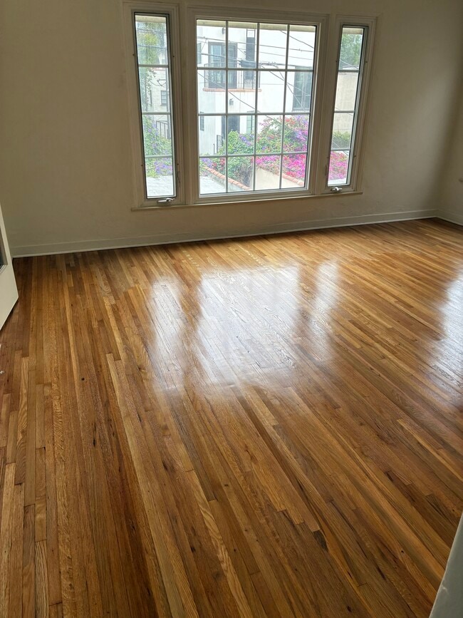 448 N Sierra Bonita Ave, Unit 16 in Los Angeles, CA - Foto de edificio - Building Photo