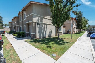 Bldg 30 in Bakersfield, CA - Foto de edificio - Building Photo
