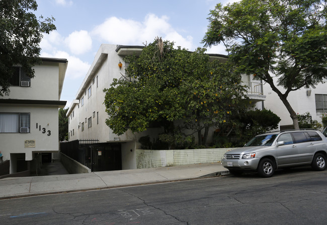 1135 N Ogden Dr in Los Angeles, CA - Building Photo - Building Photo